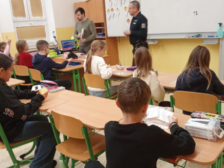 8325322e-16d0-4b04-a63a-86b976fcbe0c